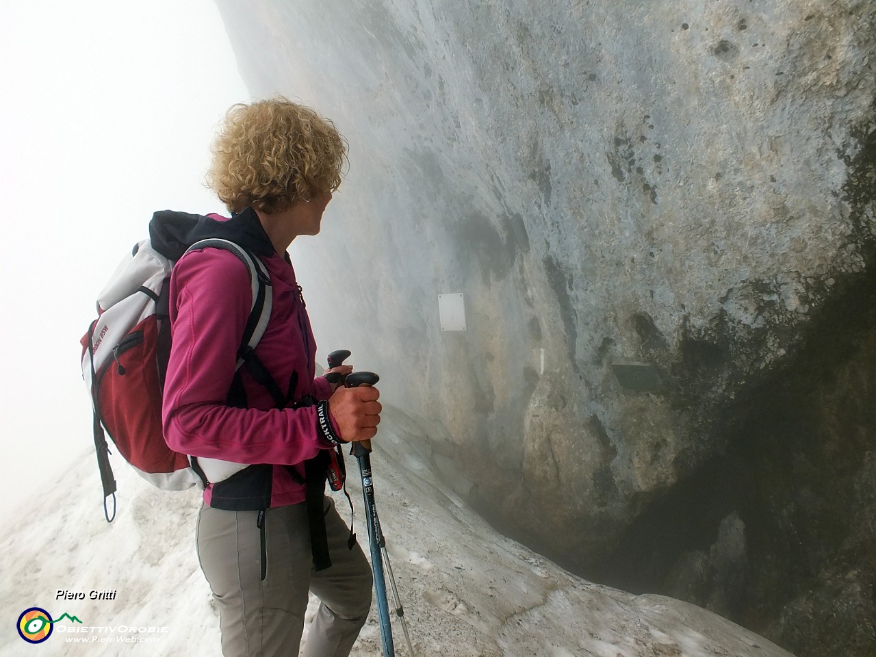 66 Grotta dei Pagani (2224 m), ma da qui non si entra !!!.JPG